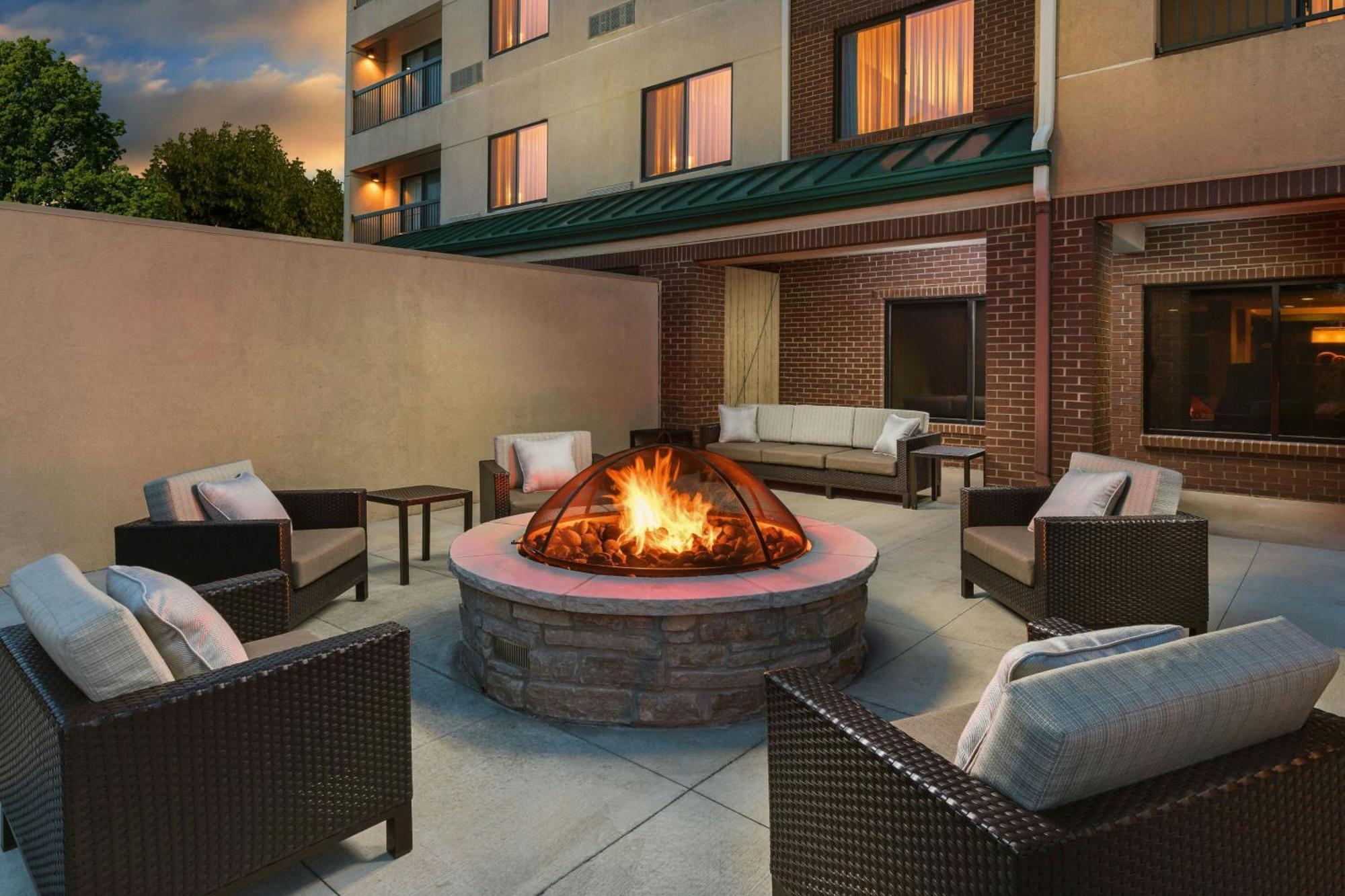 Courtyard Chicago Bloomingdale Hotel Exterior photo